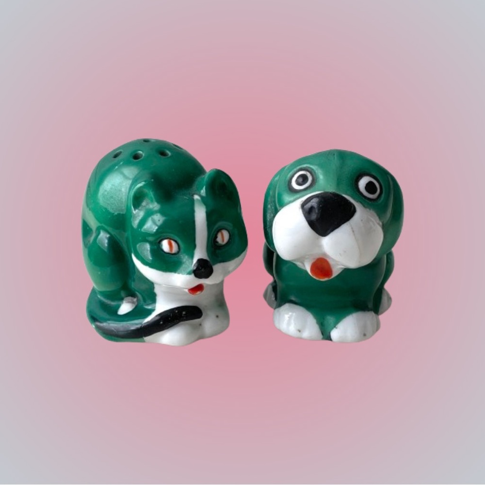 Vintage green & white ceramic cat & dog salt & pepper shakers kitsch READ